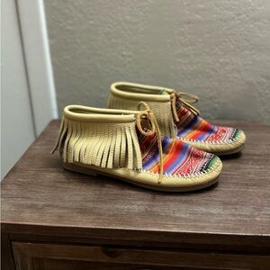 Minnetonka Frisco Deerskin Champagne Fringe Moccasin Booties Women’s Size 5